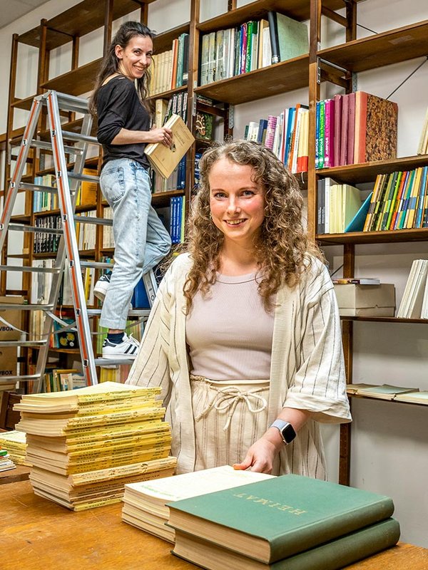 Viel Arbeit beim Einräumen für Maira-Lee Lindtner (vorne) und Jana Beckert. Zehntausende Bücher und Zeitschriften umfassen die Vereins-Bibliotheken.