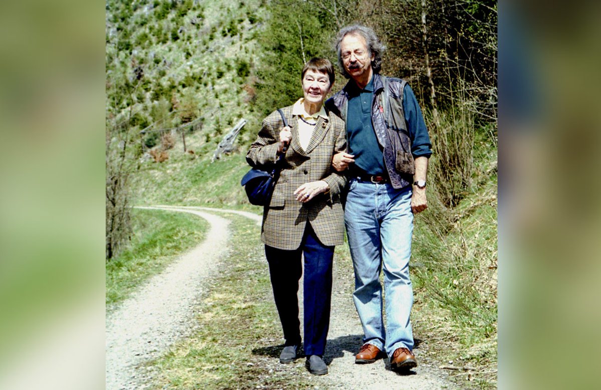 1999: Zusammen mit Loki Schmidt (1919–2010), die beim Schutz der wilden Narzissen Pionierarbeit leistete.