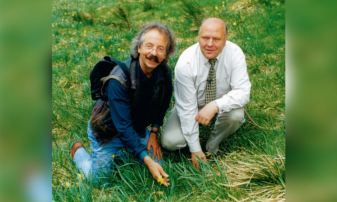 Wolfgang Schumacher zusammen mit dem Paten des Stiftungsprojekts Jean Pütz in den Eifeler Narzissenwiesen 1999.