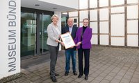 Bürgermeisterin Susanne Rutenkröger (l.) nahm die Mitgliedsurkunde in Bünde entgegen.