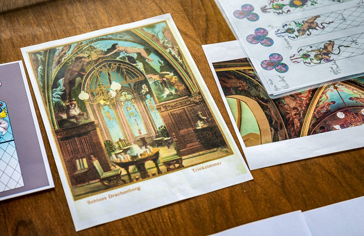 Alte Postkarten und Lithographien geben Aufschluss über die historische Ausstattung der Drachenburg-Räume.