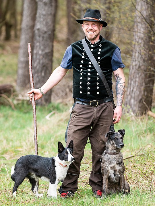 Durchstreifen gemeinsam mit ihren Schafen die Senne: Schäfer Mike Lindley mit seinen Hütehunden Ronja und Skotch. 