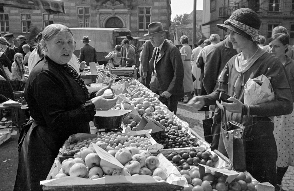 Auf dem Domplatz in Münster drängen sich die Menschen auch heute noch auf den Wochenmärkten. Nicht anders vor fast neunzig Jahren: Die Szene stammt aus dem Jahr 1934.