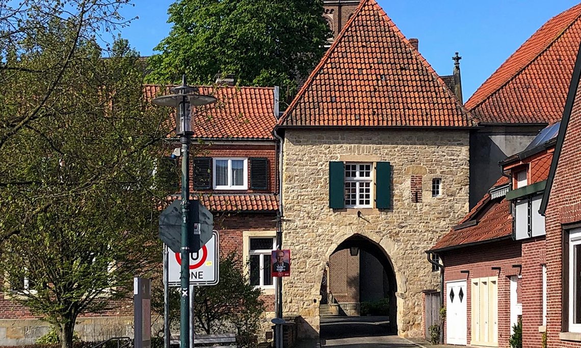 Der Zugang zum Gelände der Burg Nienborg, wo heute die ebenfalls von der Nordrhein-Westfalen-Stiftung geförderte Landesmusikakademie NRW ihren Sitz hat.