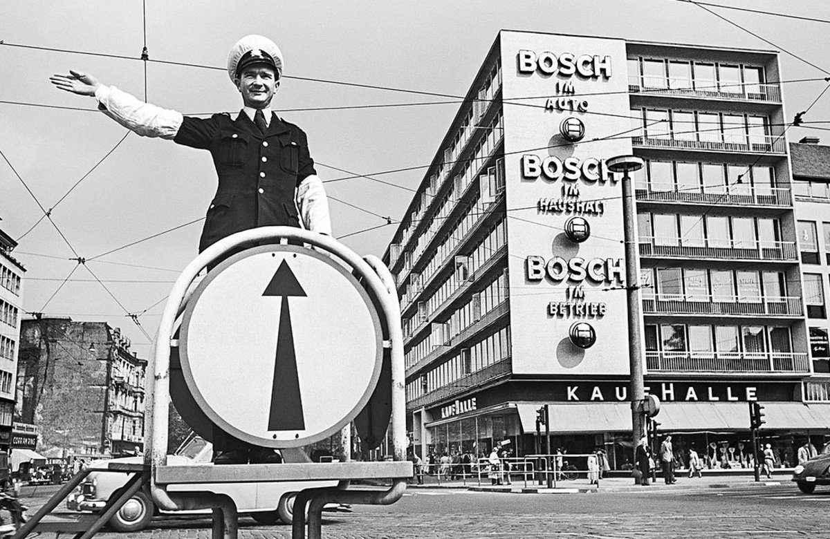 Ein Polizist regelt den Verkehr am Kölner Rudolfplatz. Das Bild wurde 1953 von Alfred Tritschler aufgenommen.