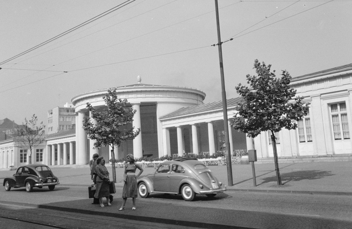1952: Am Aachener Elisenbrunnen, der nach schwersten Bombenschäden gerade erst wieder aufgebaut worden war.