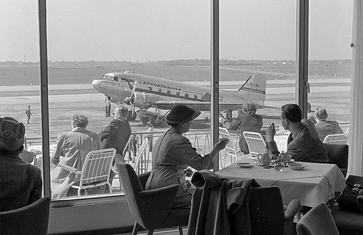 Szene am Düsseldorfer Flughafen im Juni 1953.