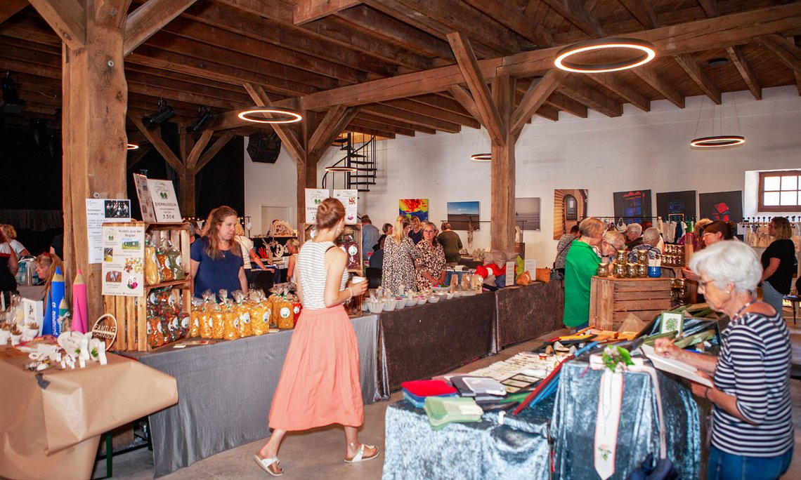 Markttreiben in der Kulturscheune 1a in Fürstenberg, für die die Sintfeld-Stiftung den Sonderpreis der NRW-Stiftung erhielt.