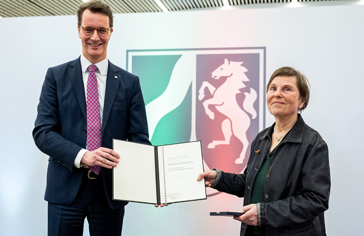 Heidrun Brieskorn nahm den Orden aus den Händen von Ministerpräsident Hendrik Wüst bei einer Feierstunde am 7. März 2023 in der Staatskanzlei in Düsseldorf entgegen.