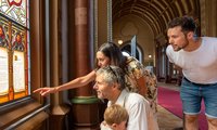 Eine Spenderfamilie aus Monheim am Rhein liest die Stifterinschrift im Shakespeare-Molière-Fenster. · Foto: Frank Homann