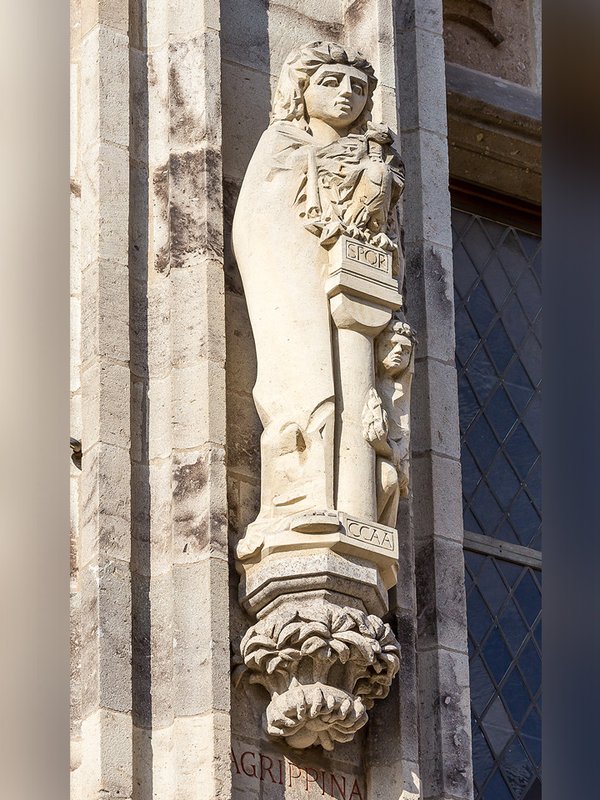 Julia Agrippina (15-59 n. Chr.) verschaffte Köln Stadtrechte. Statue am Rathausturm von Heribert Calleen.