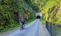 Einfahrt zur Zeitreise: Mit dem Fahrrad lassen sich die geologischen Besonderheiten des Schwelmer Tunnels bequem erkunden.