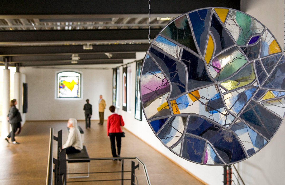 Auf insgesamt sieben Ebenen bewegt man sich im Linnicher Museum durch die Geschichte der Glasmalerei.