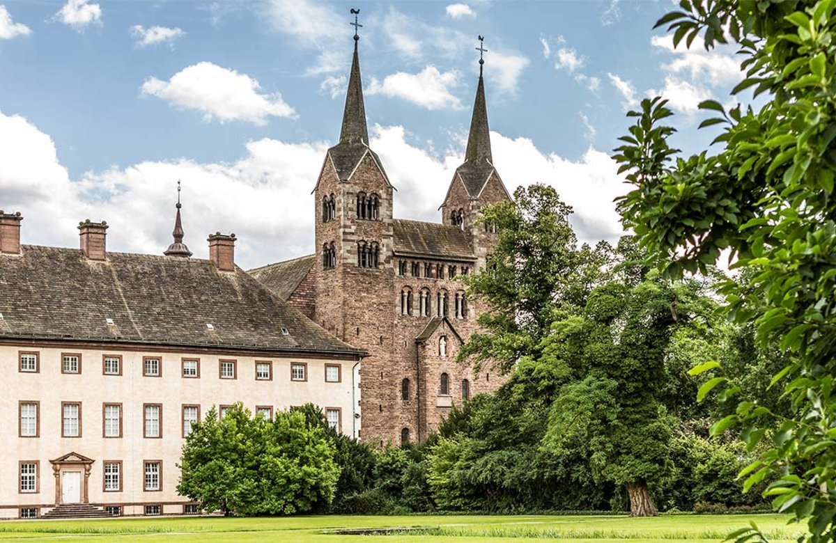 Kloster Corvey wurde zur Zeit der Karolinger gegründet, das Westwerk der Klosterkirche stammt zu großen Teilen noch aus dem 9. Jahrhundert.