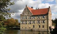 Die Burg Hülshoff mit Kräfte im Vordergrund