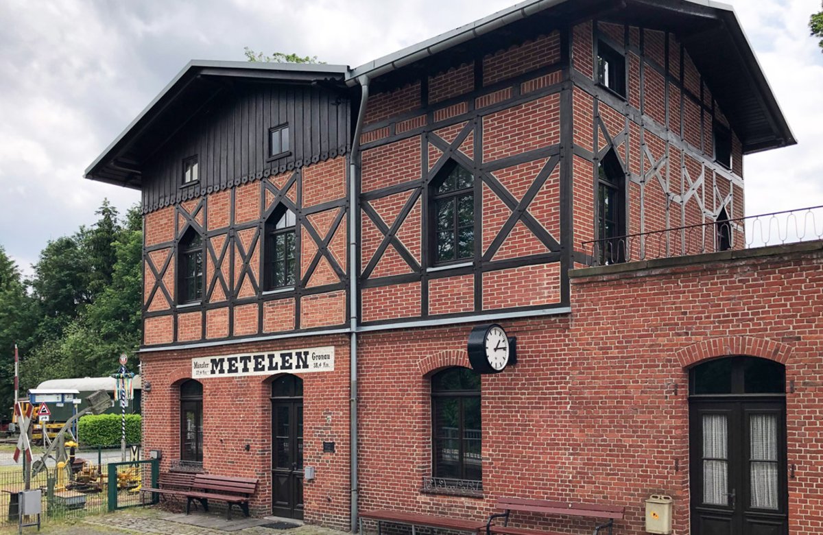 In Metelen (Münsterland) halten zwar immer noch Züge, das Stationsgebäude ist inzwischen jedoch ein Eisenbahnmuseum. Links im Bild Horst Pitlinski von der „Eisenbahn-Interessen-Gemeinschaft“, die gerne auch Schulklassen durchs Museum führt. 
