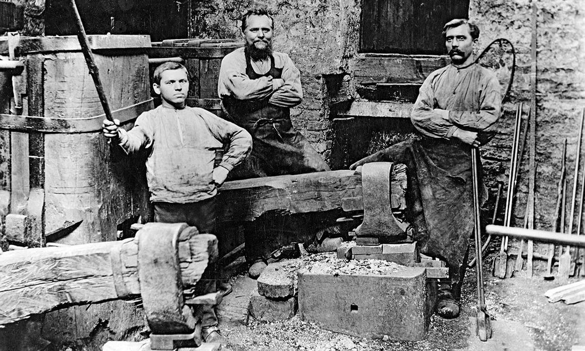 Die letzten Schmiede des Eisenhammers im Jahr 1890.