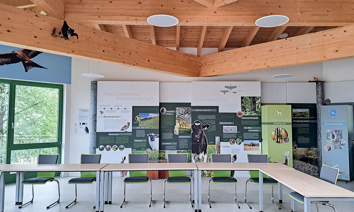 Natur stets im Blick: Der neue Konferenzraum des Bildungshauses präsentiert sich transparent und freundlich.