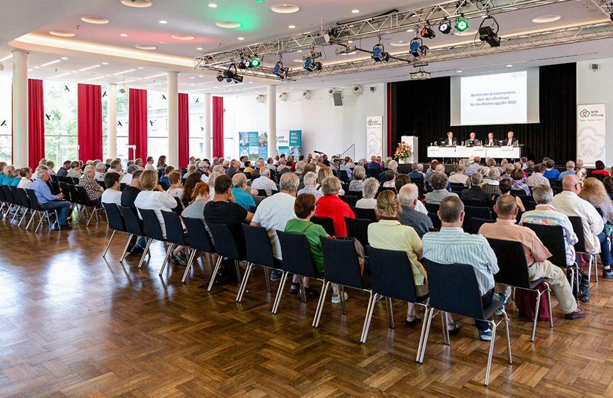 Zahlreiche Mitglieder des Fördervereins NRW-Stiftung kamen für die Mitgliederversammlung ins westliche Ruhrgebiet, nach Mülheim an der Ruhr.