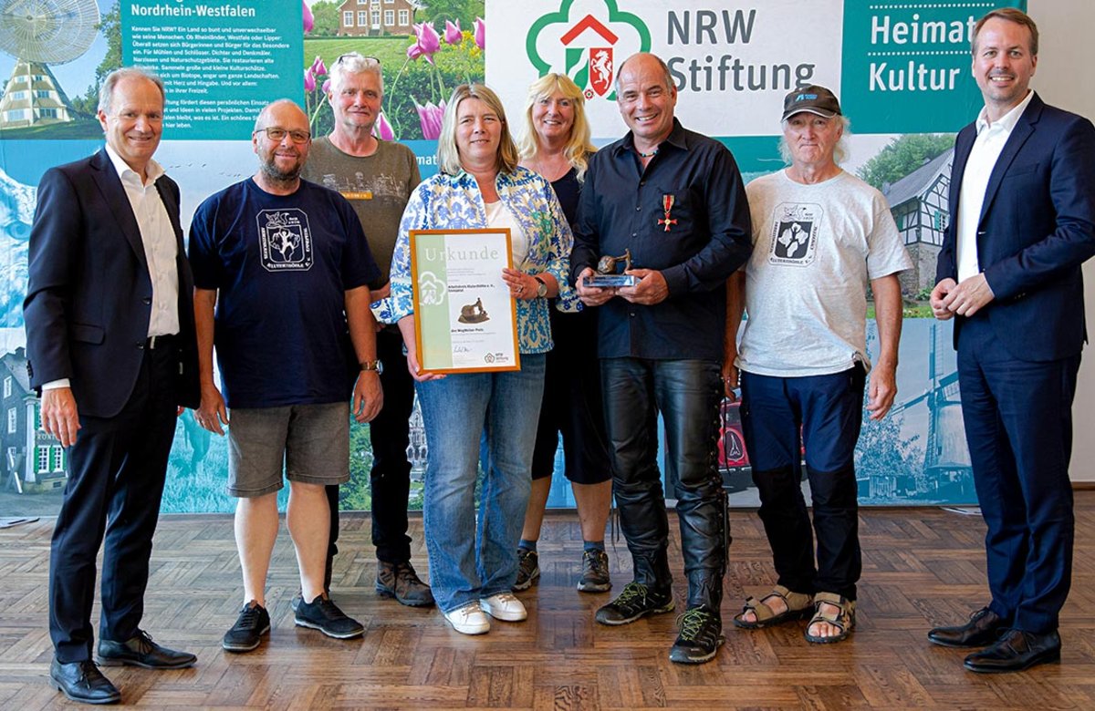 Die Mitglieder des Arbeitskreises Kluterthöhle e. V. erhielten in diesem Jahr den WegWeiser-Preis der NRW-Stiftung für herausragendes ehrenamtliches Engagement.