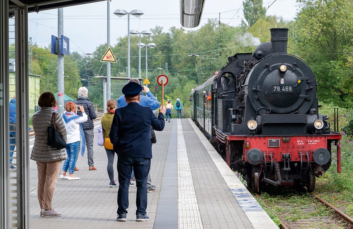Wolfgang Lettow, Vorsitzender der IG Bahnhof Kettwig e. V., gab der Dampflok 78 468 beim Kettwiger Bahnhofsfest im September 2022 das Abfahrtssignal, Frank Prante sorgte per Drehorgel für Musik.