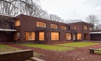 Der Seidenfabrikant Josef Esters beauftragte Ludwig Mies van der Rohe mit dem Bau seines Wohnhauses.