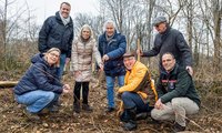 Kirsche statt Fichte: Alle helfen mit, als dieser Kirschbaum seinen zukünftigen Platz bekommt.