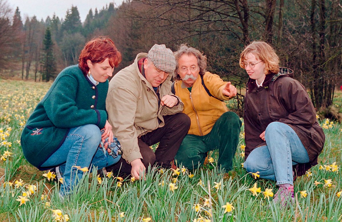 1998: Blüte der Narzissenwiesen mit Vorstandsmitglied Wolfgang Schumacher, Pate Jean Pütz und der damaligen Hellenthaler Gemeindedirektorin Regina Wildenburg.