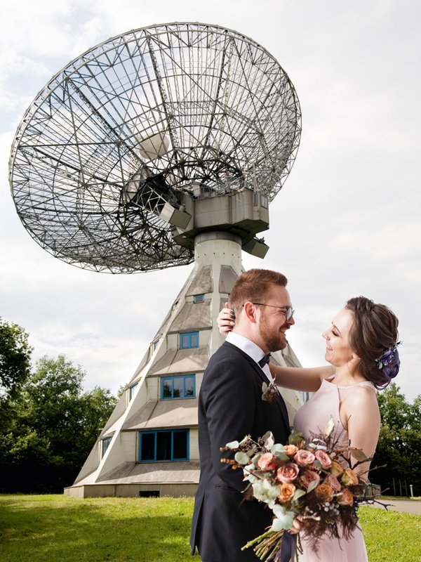 Hochzeit in Kontakt zum Universum: Der Astropeiler in Bad Münstereifel ist ein einzigartiger Trauungsort. Die erste Heirat fand hier 2018 statt. 