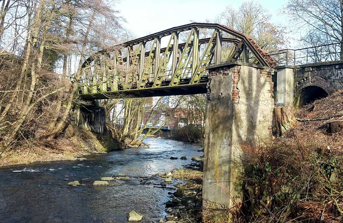 Die Öhder Brücke wurde im Jahr 1895 als Stahlbogenkonstruktion mit „abgehängter Fahrbahn“ sowie Brückenbalken aus Holz errichtet und später mehrfach verstärkt.