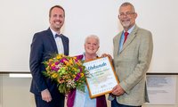 Stefan Ast, Geschäftsführer der NRW-Stiftung und ihres Fördervereins, überreichte Karin und Hans-Günter van Deel die Ernennungsurkunde.