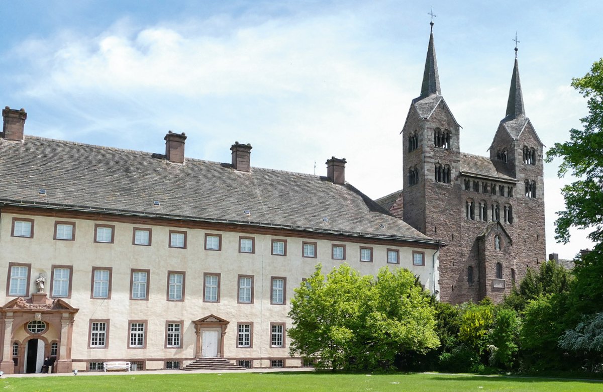 Das Westwerk der Corveyer Klosterkirche gehört zum UNESCO-Weltkulturerbe. Der untere Teil mit der karolingischen Eingangshalle entstand unter Ludwig dem Frommen, dem Sohn Karls des Großen.